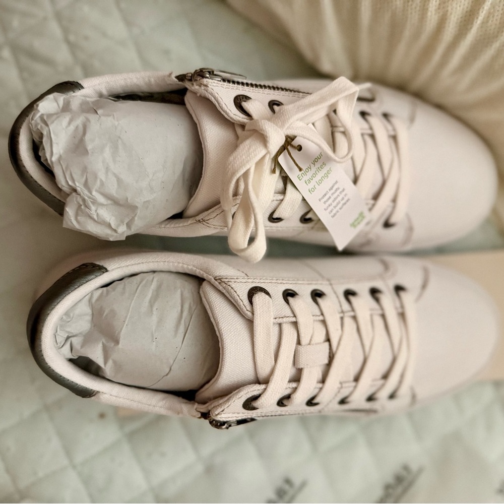 Taos Footwear White Lace-Up Sneakers